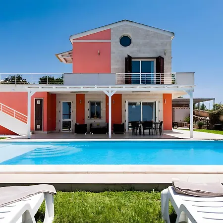 Marigu Con E Piscina Villa